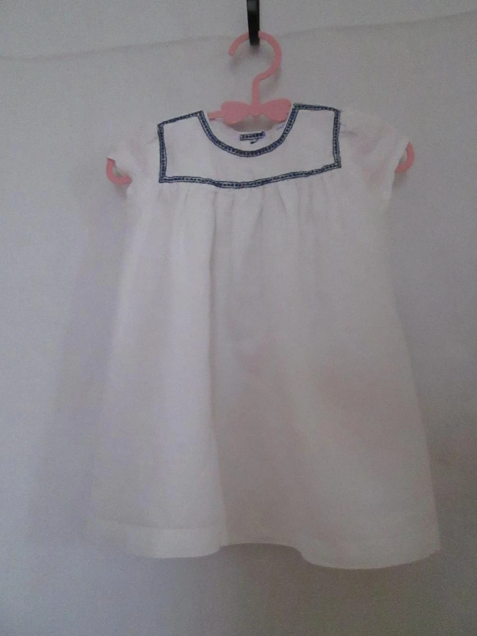 Robe blanche broderie bleue Bout'chou